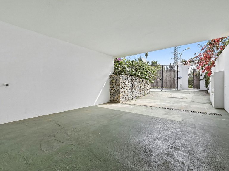 Villa for Sale in Nueva Andalucía, Malaga 10