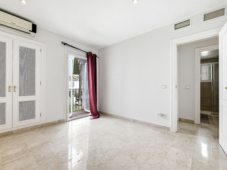 Villa for Sale in Nueva Andalucía, Malaga 12