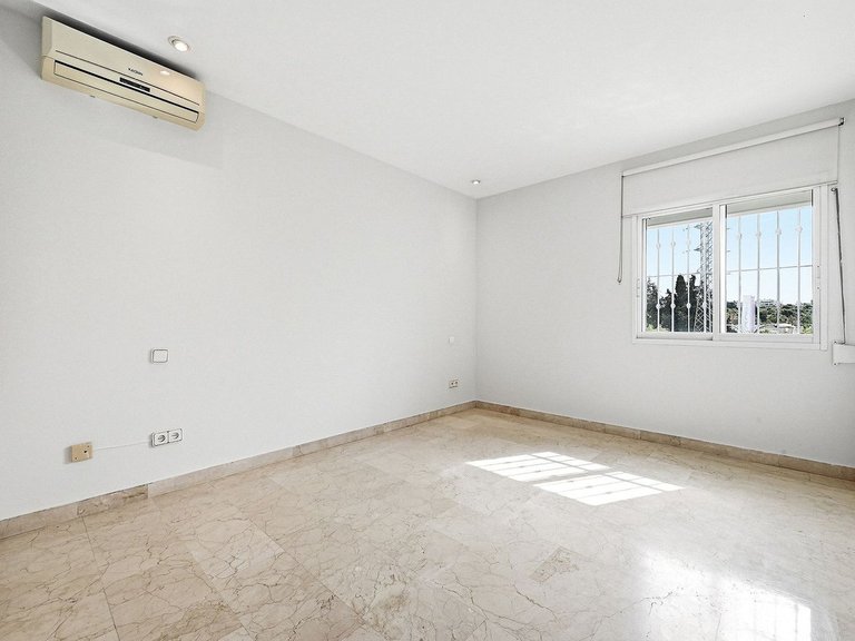 Villa for Sale in Nueva Andalucía, Malaga 18
