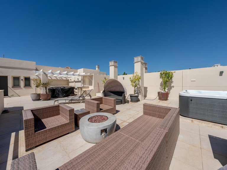 Apartment for Sale in Nueva Andalucía, Malaga 17