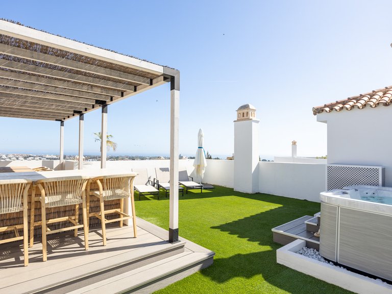 Apartment for Sale in El Paraiso, Malaga 1