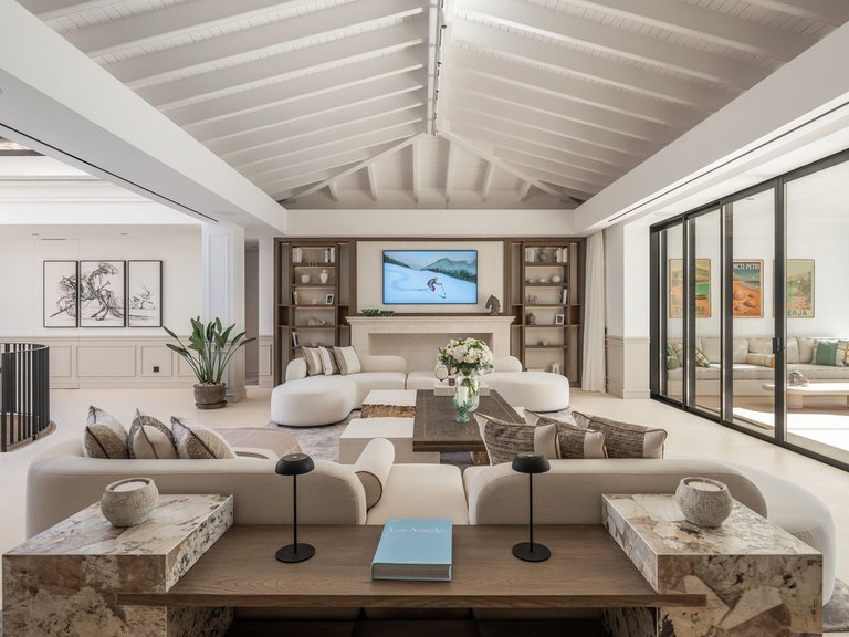 Villa for Sale in Nueva Andalucía, Malaga 1