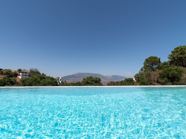 Villa for Sale in La Mairena, Malaga 1