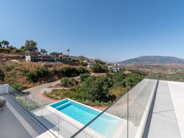 Villa for Sale in La Mairena, Malaga 8