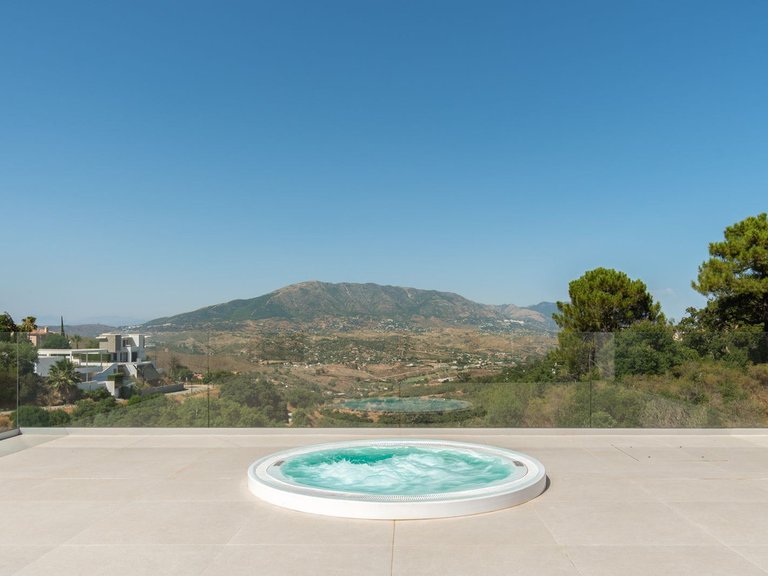 Villa for Sale in La Mairena, Malaga 9
