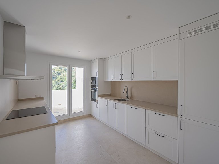 Apartment for Sale in Nueva Andalucía, Malaga 9