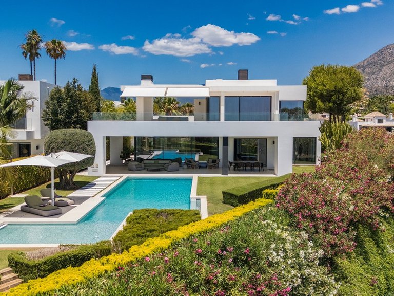 Villa for Sale in The Golden Mile, Malaga 1
