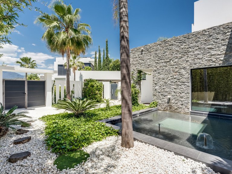 Villa for Sale in The Golden Mile, Malaga 7