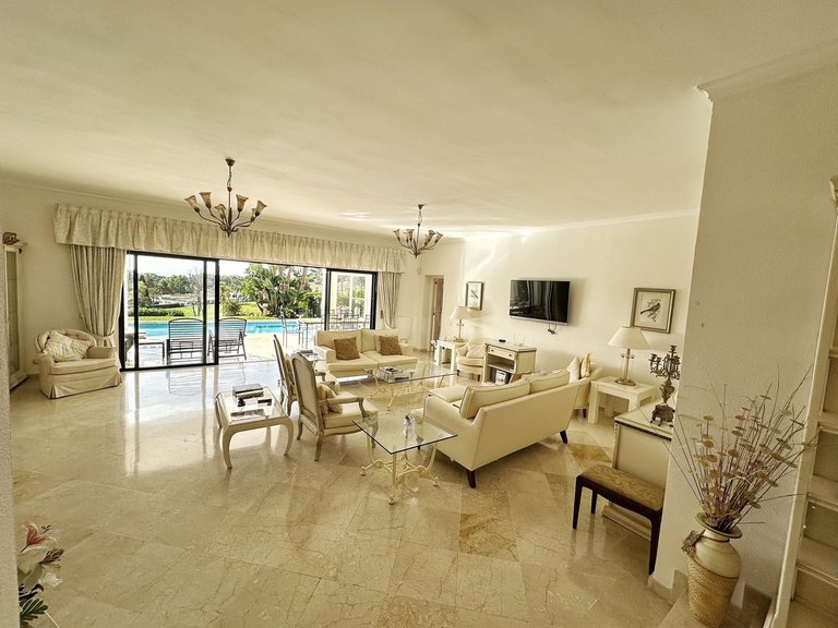 Villa for Sale in El Paraiso, Malaga 10