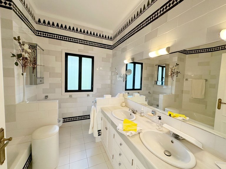 Villa for Sale in El Paraiso, Malaga 13