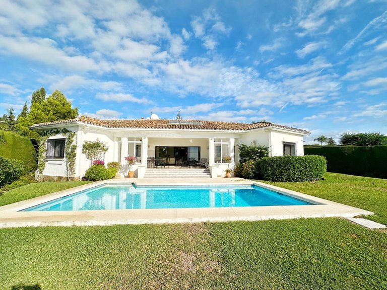 Villa for Sale in El Paraiso, Malaga 2