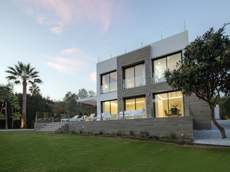 Villa for Sale in Nueva Andalucía, Malaga 1