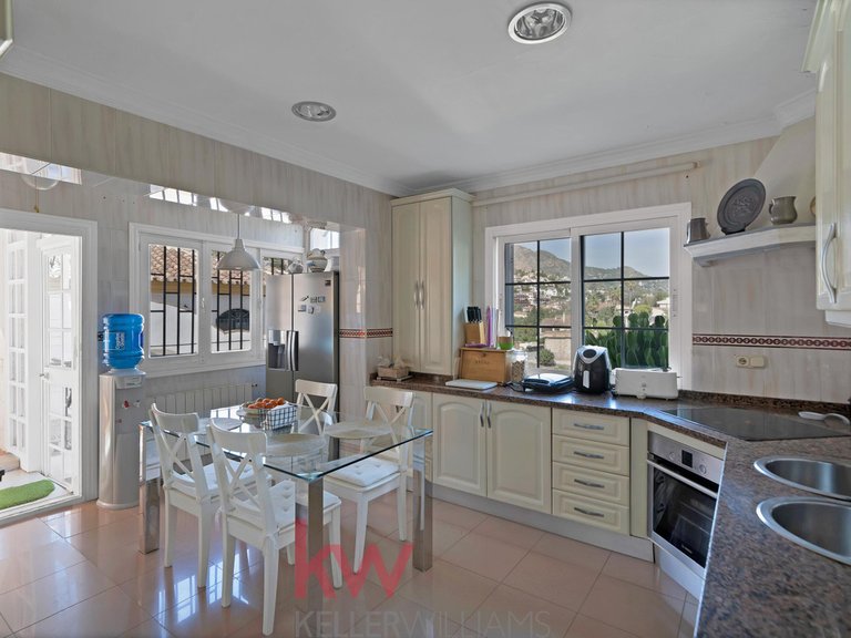 Villa for Sale in Málaga, Malaga 29
