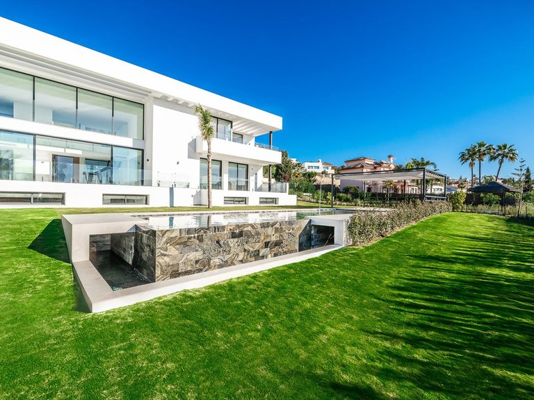 Villa for Sale in El Paraiso, Malaga 23