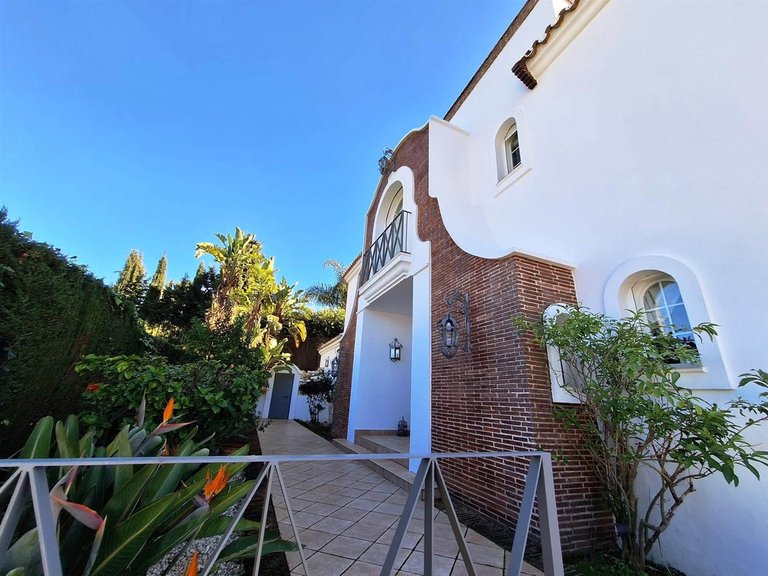 Villa for Sale in Puerto Banús, Malaga 5