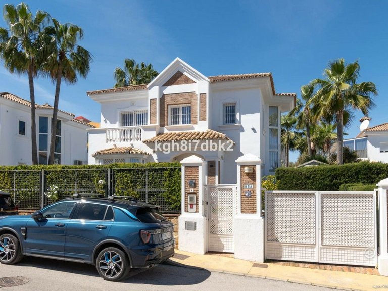 Villa for Sale in Estepona, Malaga 1