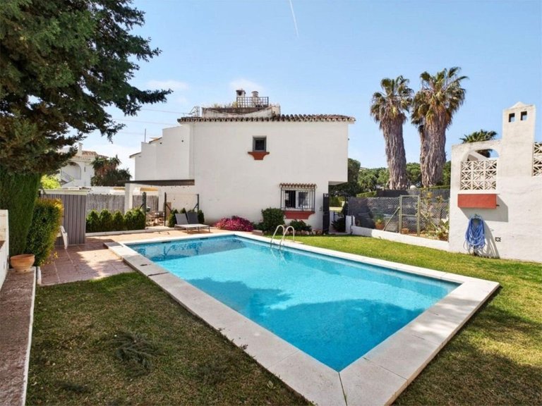 Villa for Sale in Calahonda, Malaga 1