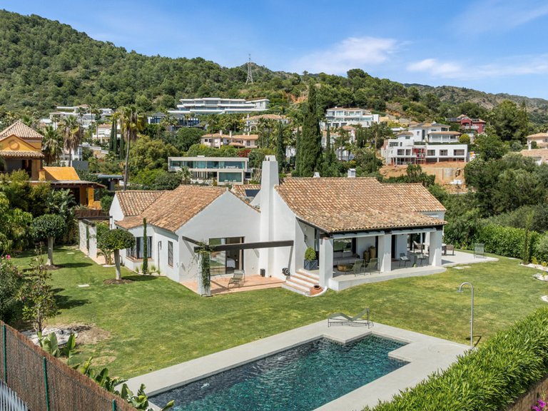Villa for Sale in The Golden Mile, Malaga 1