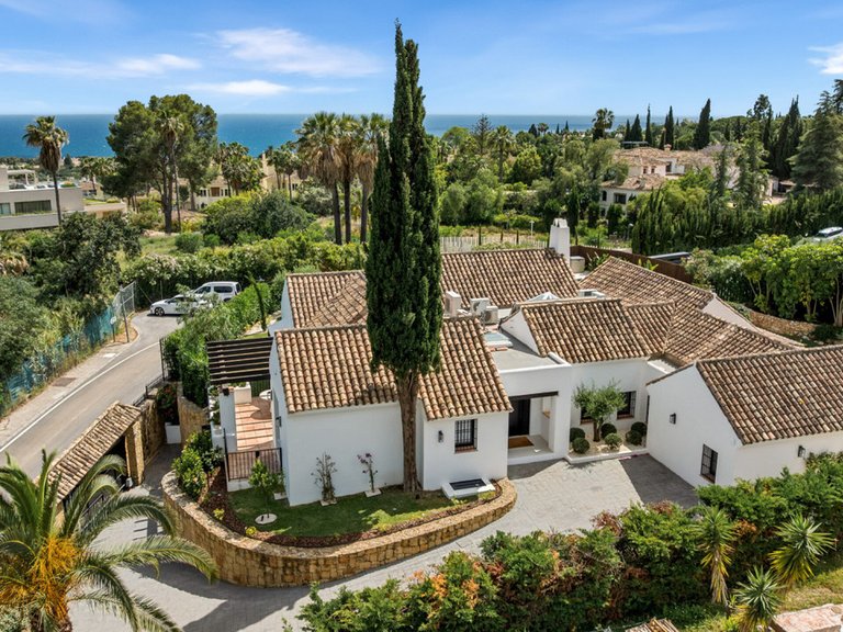 Villa for Sale in The Golden Mile, Malaga 2