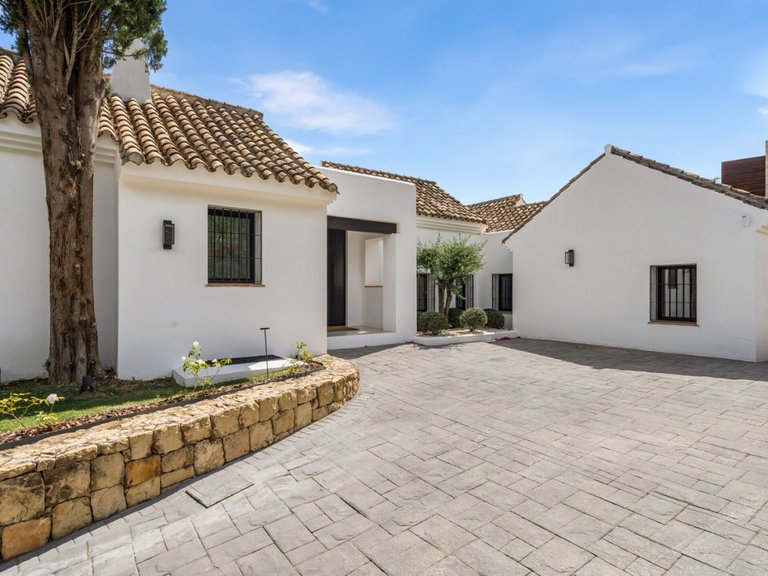 Villa for Sale in The Golden Mile, Malaga 37
