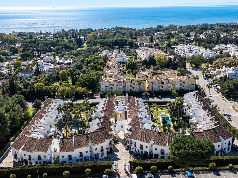 Villa for Sale in The Golden Mile, Malaga 1