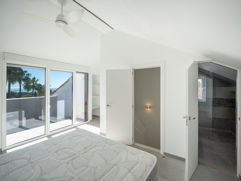 Villa for Sale in The Golden Mile, Malaga 4