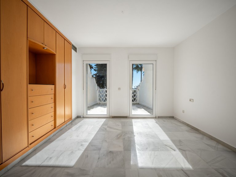 Villa for Sale in The Golden Mile, Malaga 7