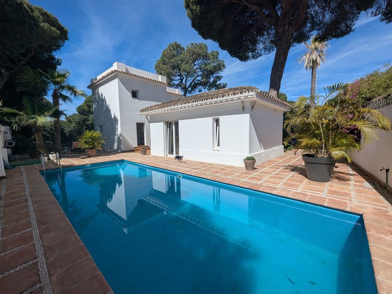 Villa for Sale in El Rosario, Malaga 1