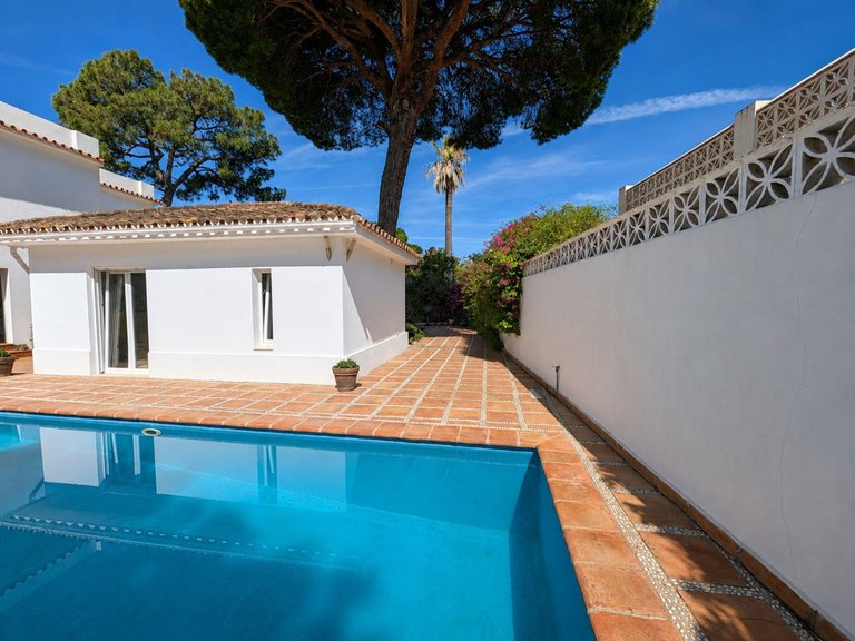 Villa for Sale in El Rosario, Malaga 11