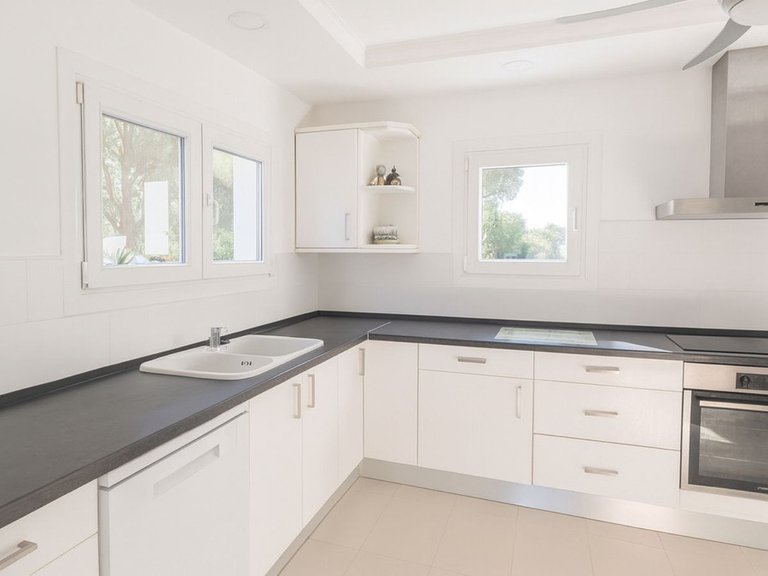 Villa for Sale in El Rosario, Malaga 14
