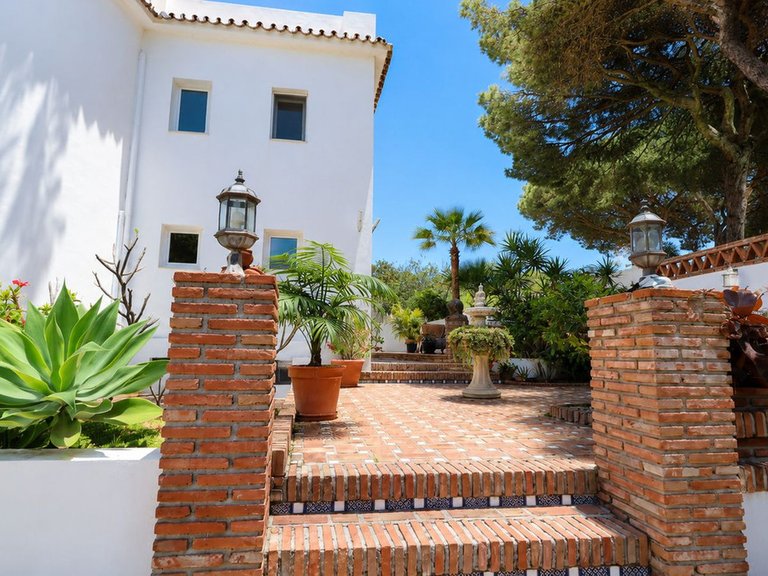 Villa for Sale in El Rosario, Malaga 19