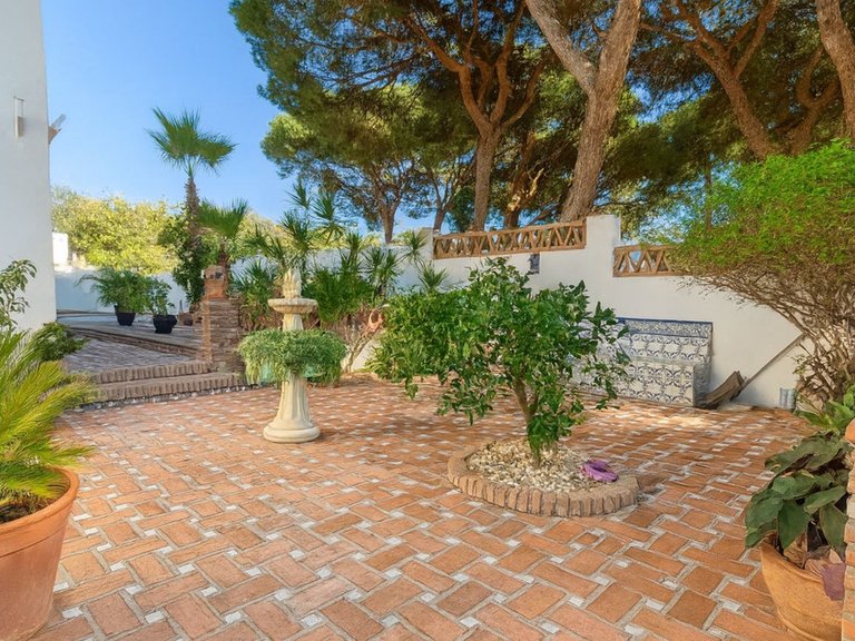 Villa for Sale in El Rosario, Malaga 26