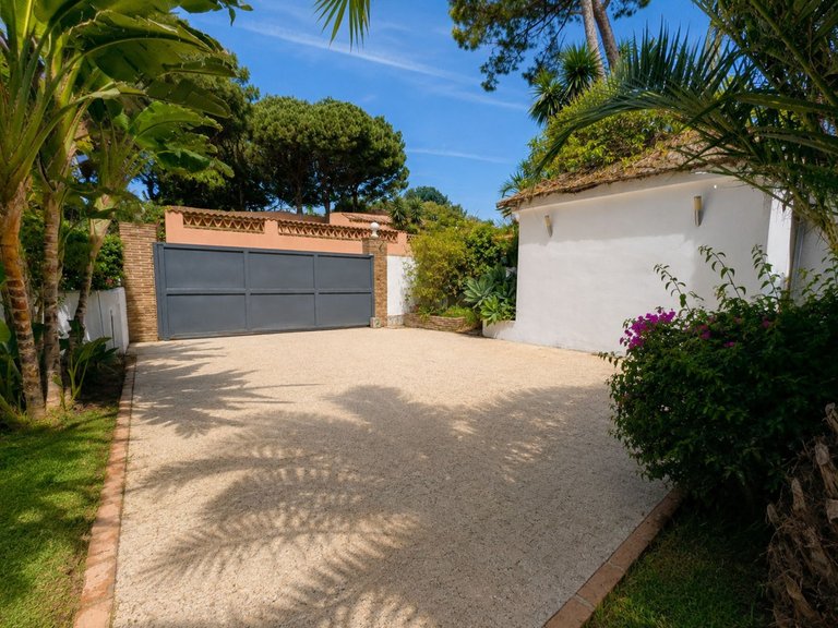 Villa for Sale in El Rosario, Malaga 5