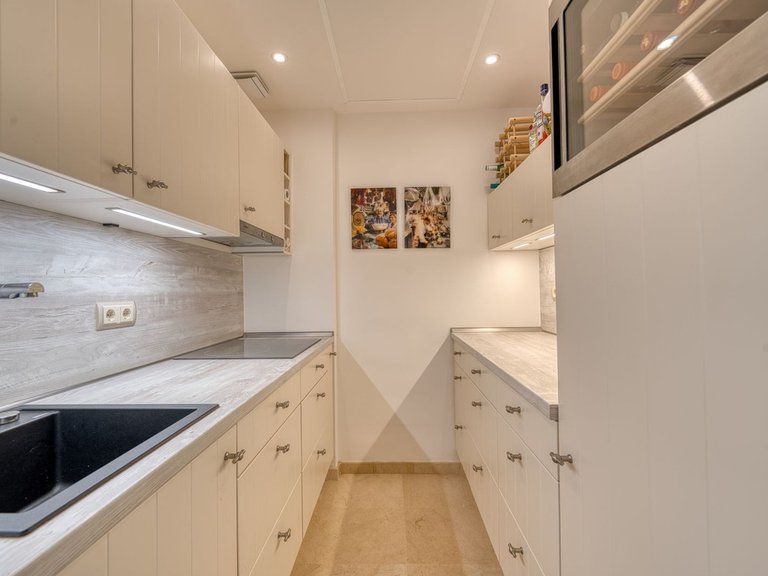 Apartment for Sale in The Golden Mile, Malaga 11