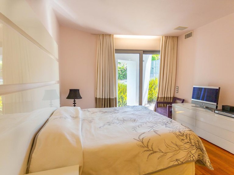 Villa for Sale in The Golden Mile, Malaga 16