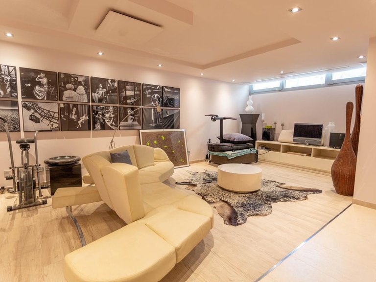Villa for Sale in The Golden Mile, Malaga 24