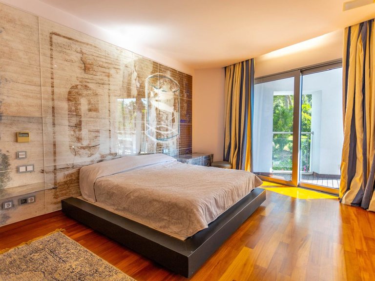 Villa for Sale in The Golden Mile, Malaga 26