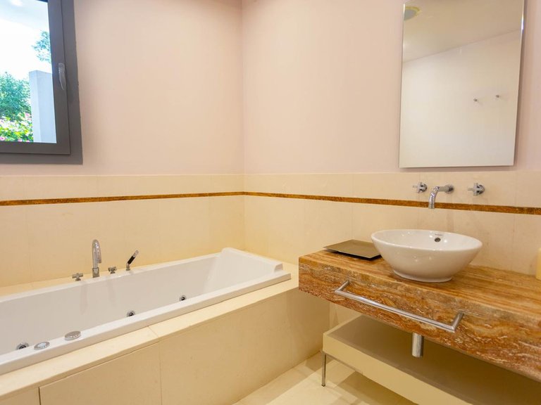 Villa for Sale in The Golden Mile, Malaga 3