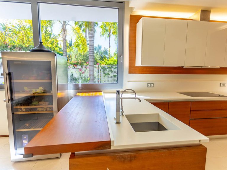 Villa for Sale in The Golden Mile, Malaga 35