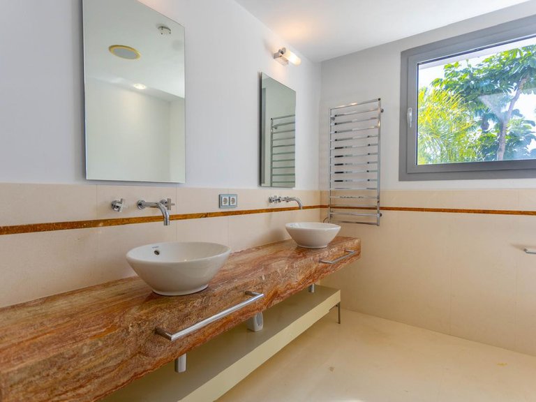 Villa for Sale in The Golden Mile, Malaga 4