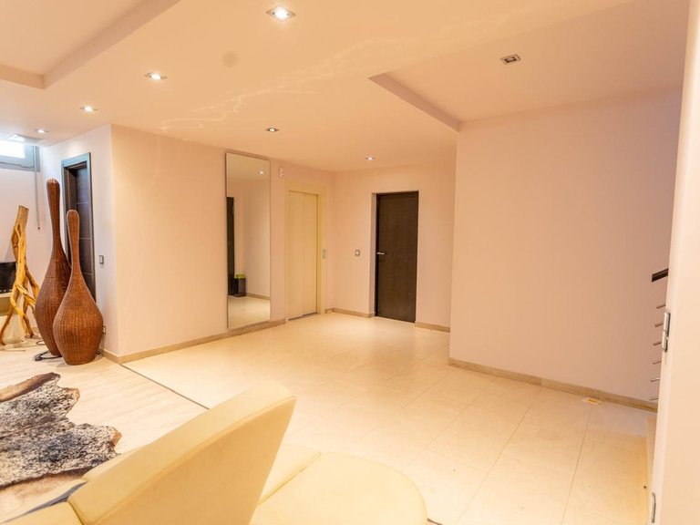 Villa for Sale in The Golden Mile, Malaga 41