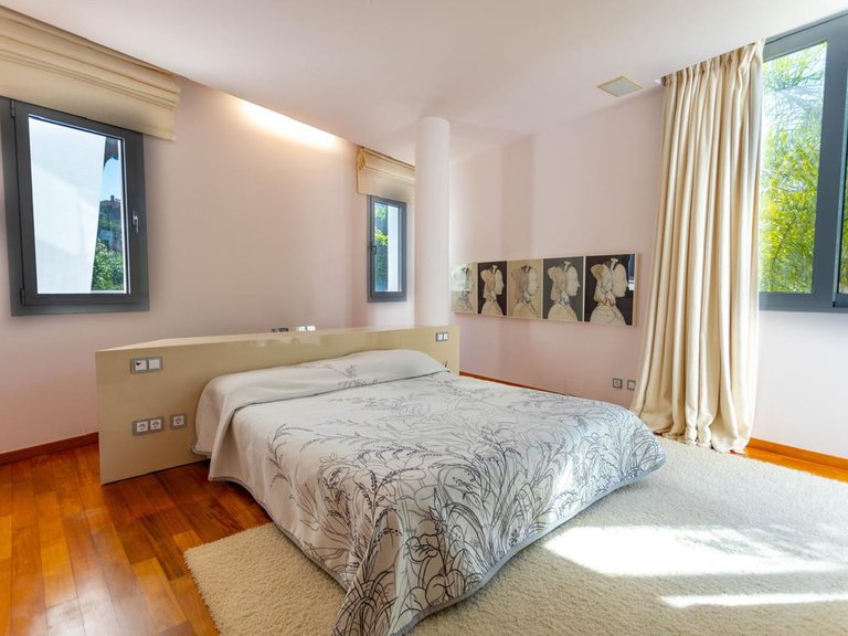 Villa for Sale in The Golden Mile, Malaga 5