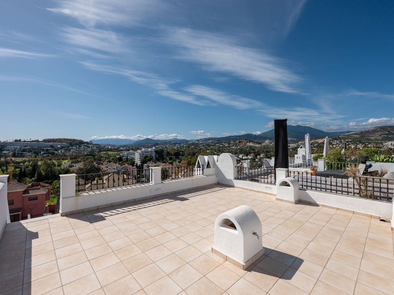 Villa for Sale in Nueva Andalucía, Malaga 28