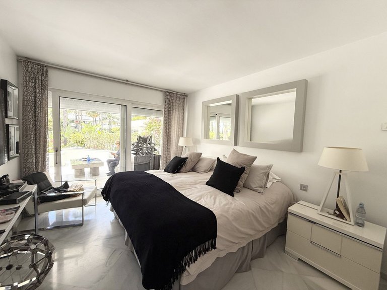 Apartment for Sale in Puerto Banús, Malaga 17
