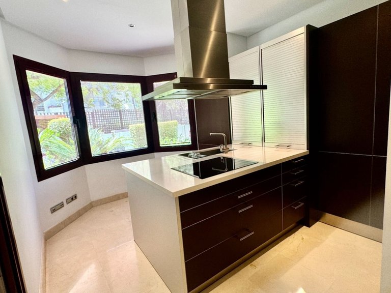 Apartment for Sale in Puerto Banús, Malaga 14