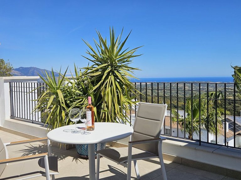 Apartment for Sale in La Mairena, Malaga 1