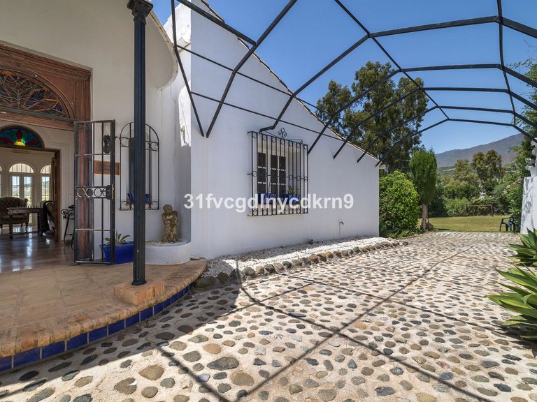 Villa for Sale in Estepona, Malaga 2