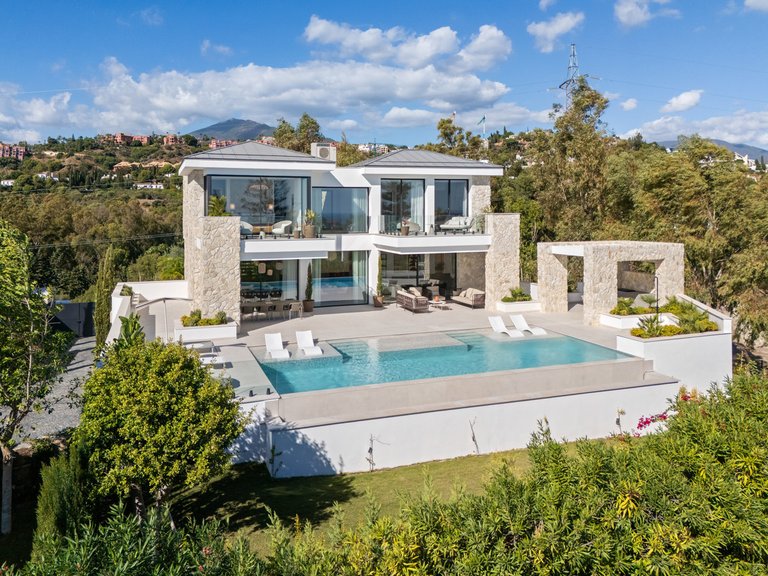 Villa for Sale in La Quinta, Malaga 1