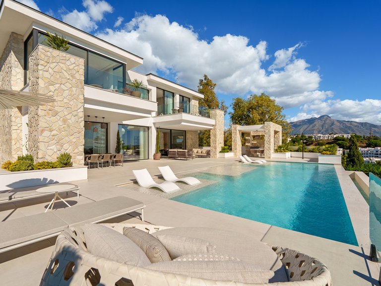 Villa for Sale in La Quinta, Malaga 15