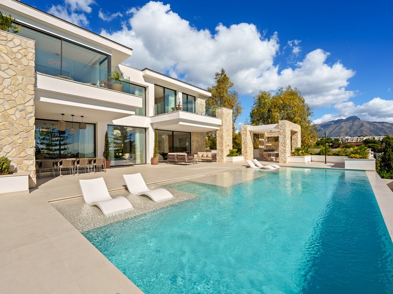 Villa for Sale in La Quinta, Malaga 16